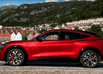 Mustang Mach-E, il SUV elettrico con il cuore Mustang