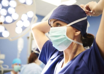 Chi vuole l’obbligo di mascherina all’aperto?