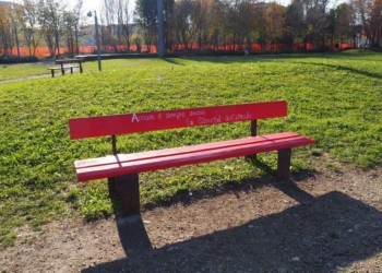 Violenza contro le donne. Vicenza tinge di rosso le panchine
