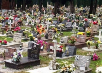 C’è un altro bollo sui morti. La burocrazia uccide due volte