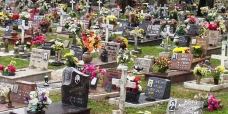 C’è un altro bollo sui morti. La burocrazia uccide due volte