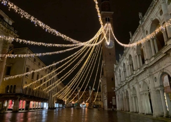 Le tante città sospese di un Natale davvero diverso