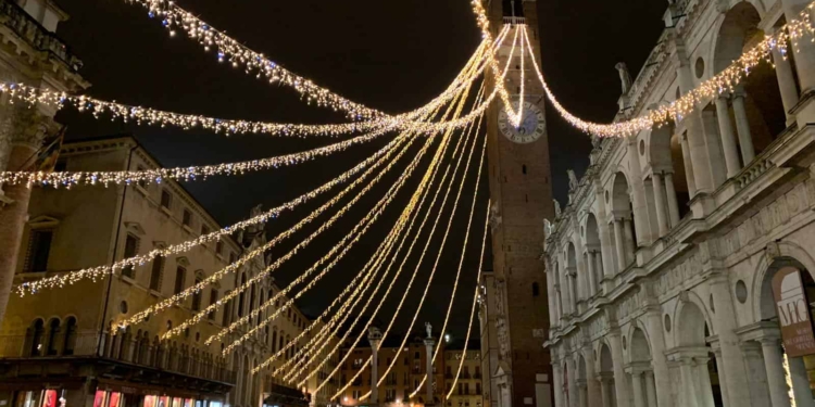 Le tante città sospese di un Natale davvero diverso