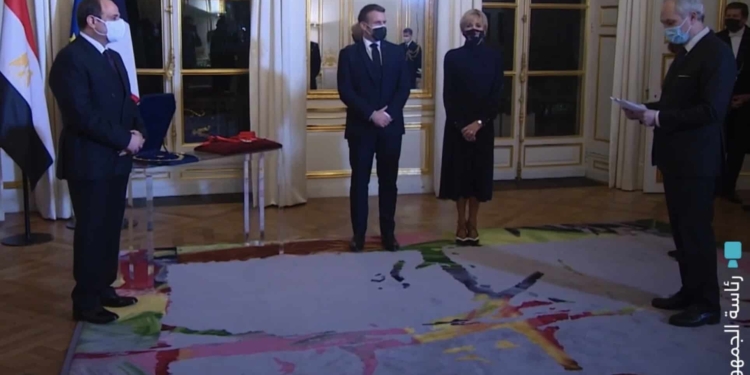 Perché Macron s’inchina a un dittatore?