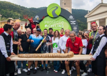 Anche in bici gli ultimi saranno primi: prosecco e soppressa per i più lenti