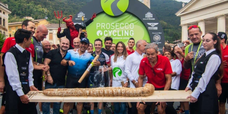 Anche in bici gli ultimi saranno primi: prosecco e soppressa per i più lenti