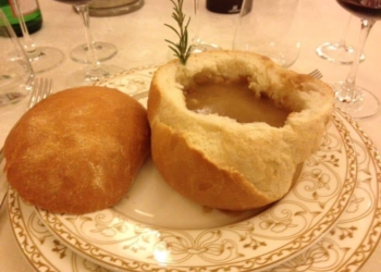 Carlo, cuoco del castello, e la zuppa di fagioli nella pagnotta