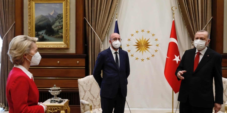 Una sedia non basta per raddrizzare il mondo