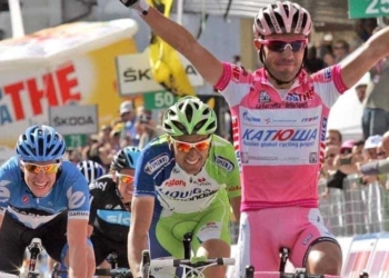 Il Giro a Cortina si ferma sotto il Campanile