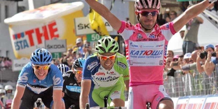 Il Giro a Cortina si ferma sotto il Campanile