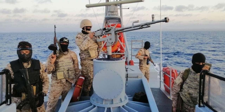 Difendere i pescherecci in un mare pericoloso