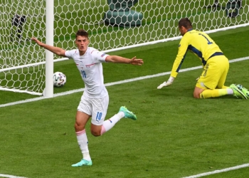 La doppietta di Schick condanna la Scozia