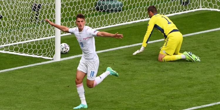 La doppietta di Schick condanna la Scozia