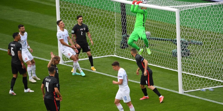 Schick poi Perisic, Cechi quasi agli ottavi