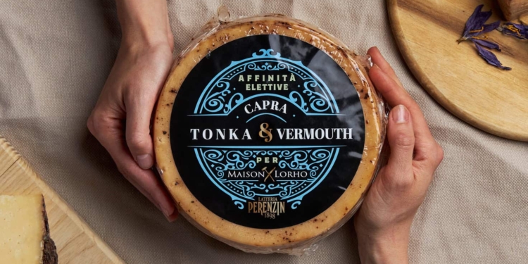 Un formaggio di capra con fave e vermouth