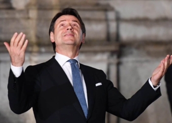 Quel bacio che costa caro al ministro della Salute