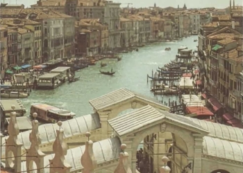 Quei due amici in bici dietro un filo di lana