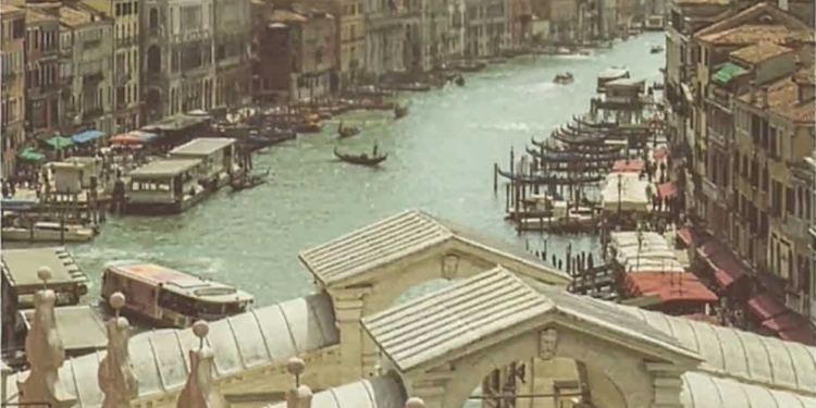 Quei due amici in bici dietro un filo di lana