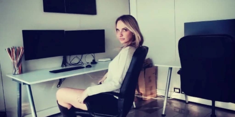 Ilaria, donna nel futuro col suo ufficio virtuale