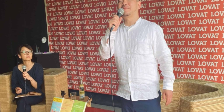 Un giapponese che vende caffè ai napoletani