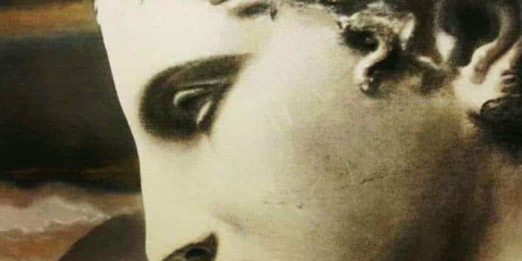 L’artista greco che ridisegna il mito