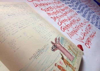 Nikolai e Mikahil fratelli con due bandiere