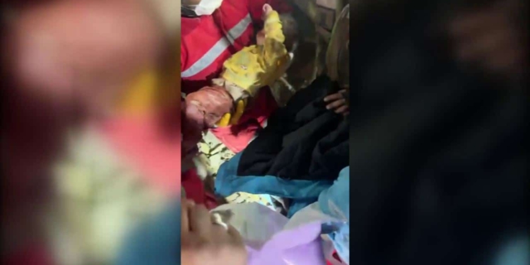 Il sorriso del bimbo che esce dal buio