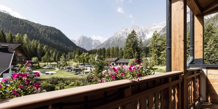 Le Dolomiti di Sesto abbracciano l’estate