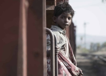 Il bambino che sbagliò treno e l’uomo che spiava gli altri