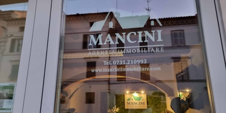 A Jesi nella casa dei Mancini (Roberto è in Arabia Saudita)