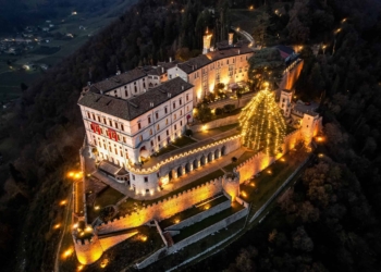 Si è acceso a CastelBrando l’albero di Natale più grande d’Italia
