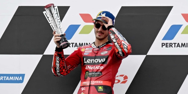 Bagnaia il campione e una fidanzata col nonno juventino