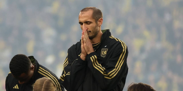 Qual è il vero calcio? Le lacrime di Chiellini o i pugni turchi?