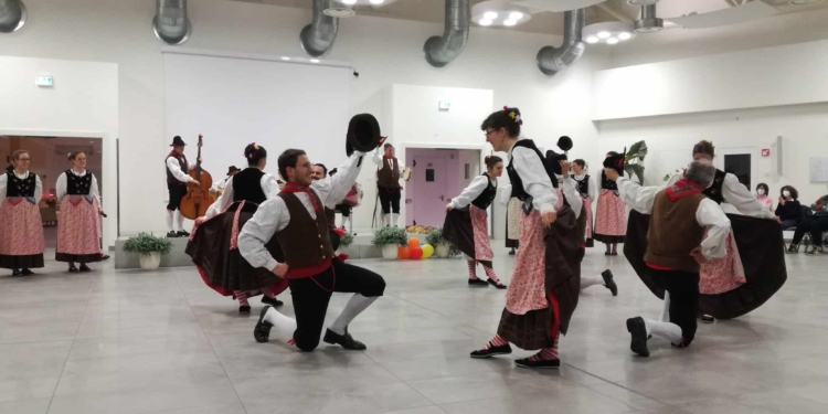 Egle e Giuseppina 202 anni insieme. E si balla come una volta