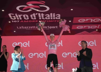 Difficile togliere la maglia rosa a Pogacar