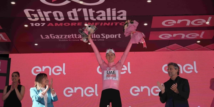 Difficile togliere la maglia rosa a Pogacar