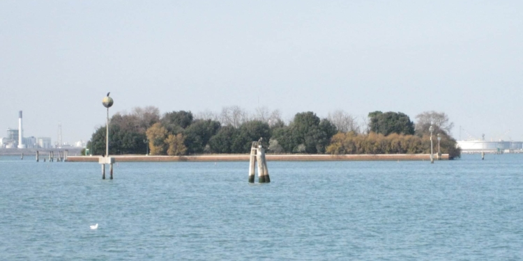 Chi smaltisce i fanghi dell’isola delle Tresse?