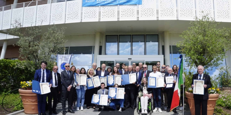 Gli “8 buoni”: giovani, mamme, imprenditori aiutano il prossimo