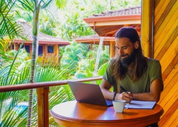 Tra il bello e la felicità il nemico verrà di notte