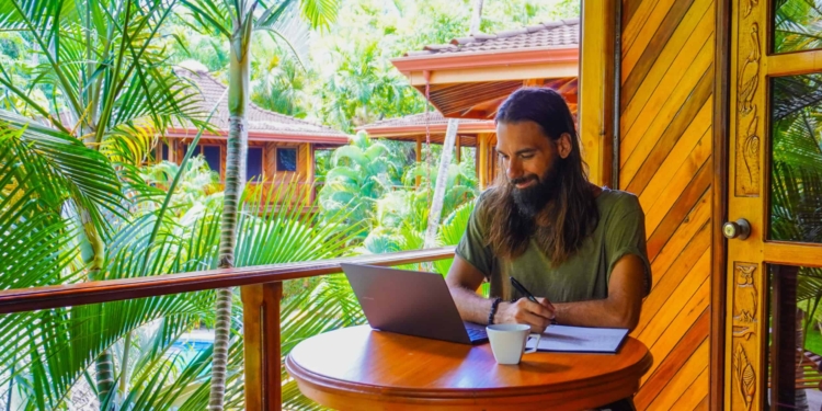 Tra il bello e la felicità il nemico verrà di notte