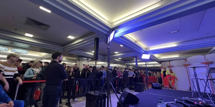 Fabrizio Corona, atteso come un divo tra verità, bugie e gossip