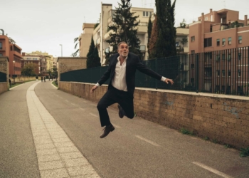 “Nonostante”: un doppio Mastrandrea in una vita sospesa