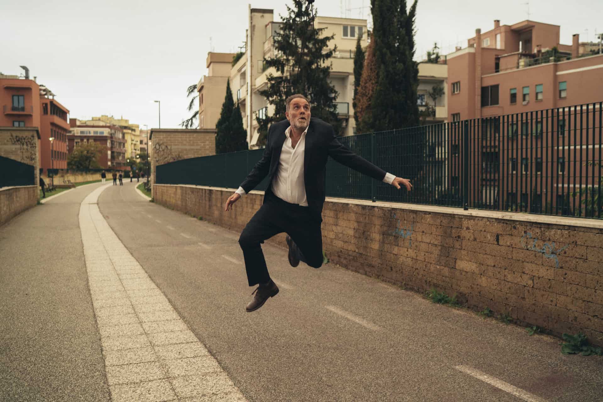 “Nonostante”: un doppio Mastrandrea in una vita sospesa