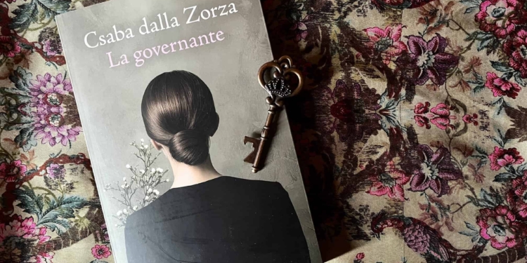 La governante scalza il Papa