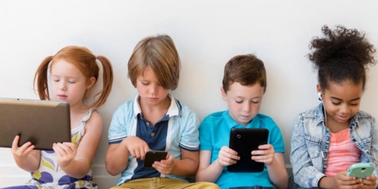 Troppo tempo al cellulare: nasce la generazione offline