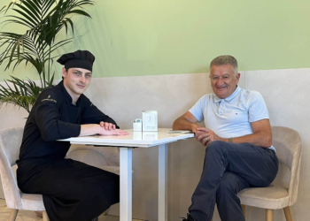 Cesare e gli gnocchi viola con gorgonzola, olio alla salvia, mela e speck