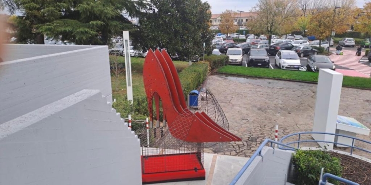 Passo di Donna; un tacco alto 2 metri contro il silenzio della violenza