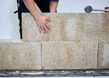 Tra mattoni in canapa e ancora case prefabbricate