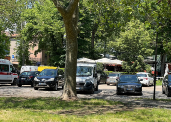 Le soste selvagge in via Alessandro Mazzoli. E la polizia dov’è?