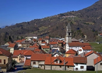 Con l’albero arriva il Natale a Chies d’Alpago